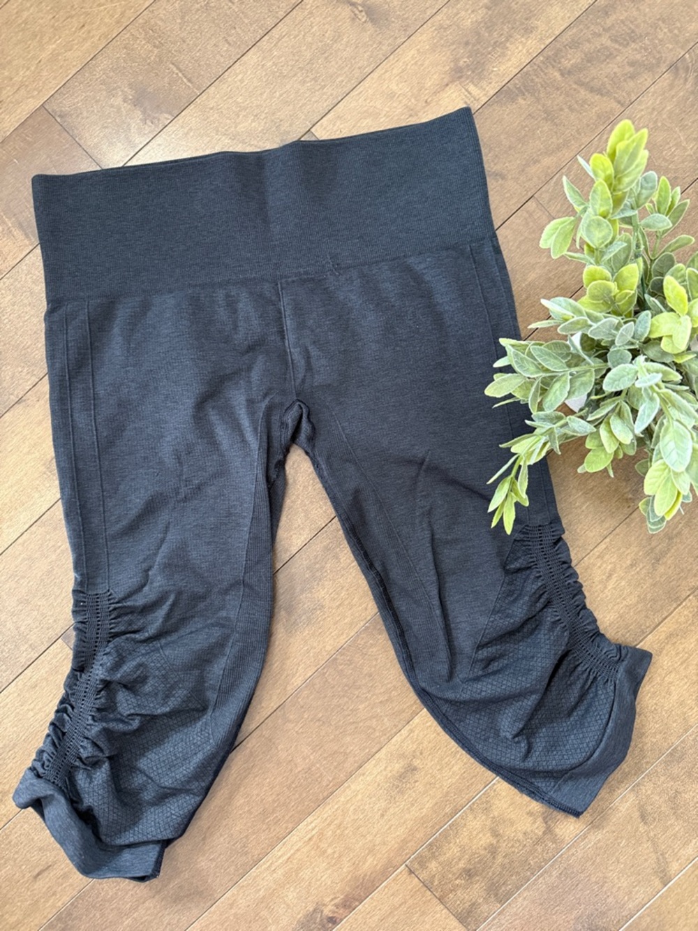 EUC - lululemon athletica flow crops sz 6